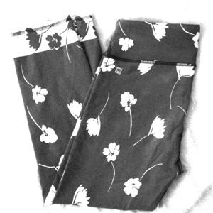 🌚Fabletics Salar Capri - Floral🌚